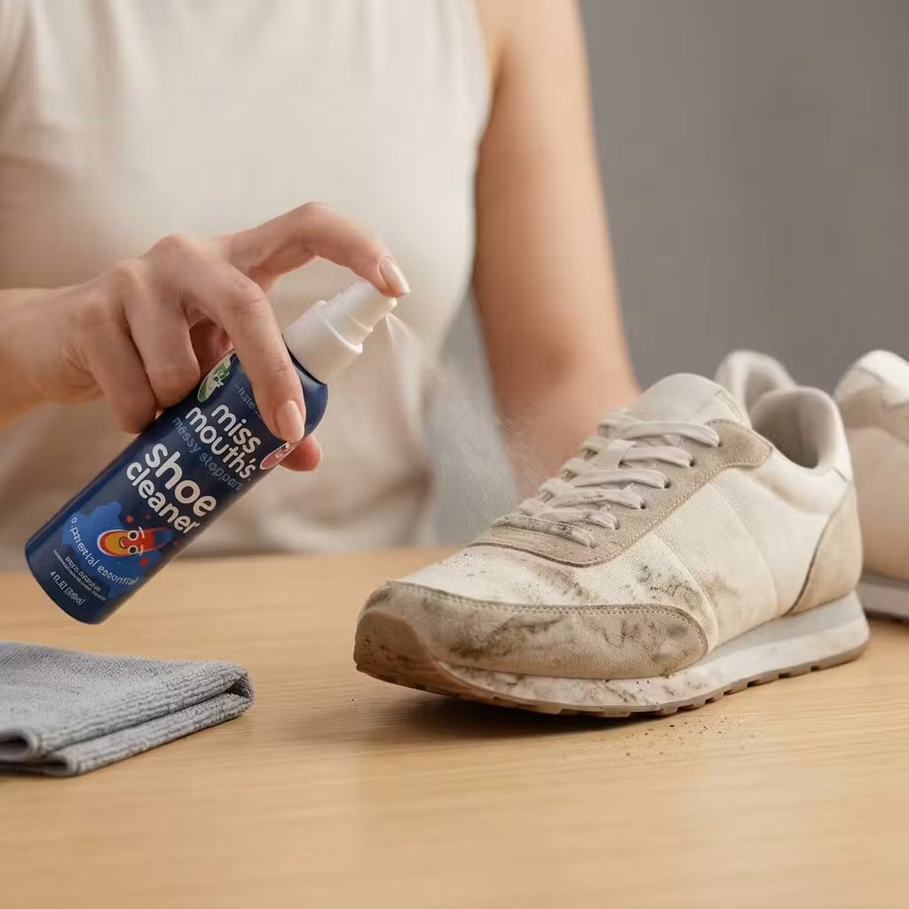 Application du Sovra spray nettoyant sur sneaker blanche sale – nettoyage facile et rapide